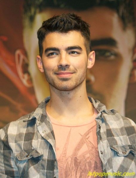 Joe Jonas โอบกอดแฟนคลับในสเปน!!!!
