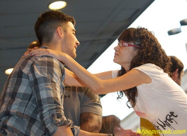 Joe Jonas โอบกอดแฟนคลับในสเปน!!!!