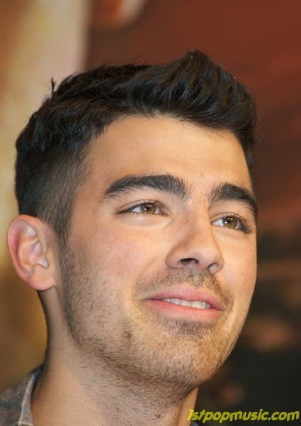 Joe Jonas โอบกอดแฟนคลับในสเปน!!!!