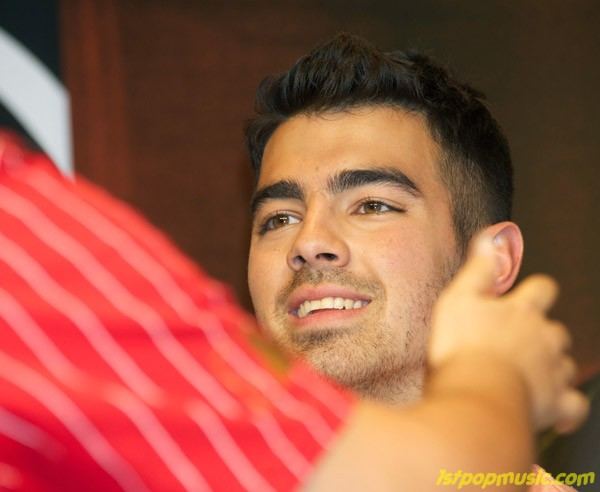 Joe Jonas โอบกอดแฟนคลับในสเปน!!!!