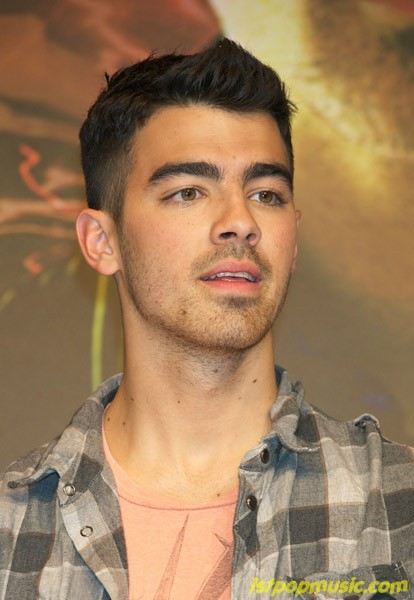 Joe Jonas โอบกอดแฟนคลับในสเปน!!!!