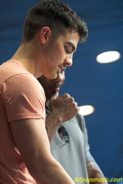 Joe Jonas โอบกอดแฟนคลับในสเปน!!!!