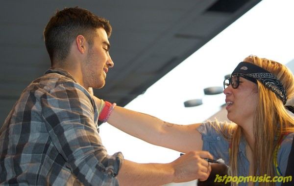 Joe Jonas โอบกอดแฟนคลับในสเปน!!!!