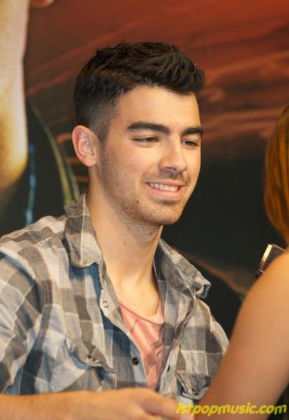 Joe Jonas โอบกอดแฟนคลับในสเปน!!!!