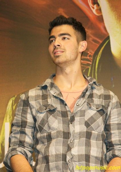 Joe Jonas โอบกอดแฟนคลับในสเปน!!!!