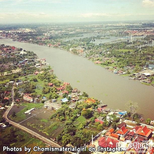ชมพู่ อารยา ขึ้นเฮลิคอปเตอร์ สังเกตการณ์ผู้ประสบภัยน้ำท่วม