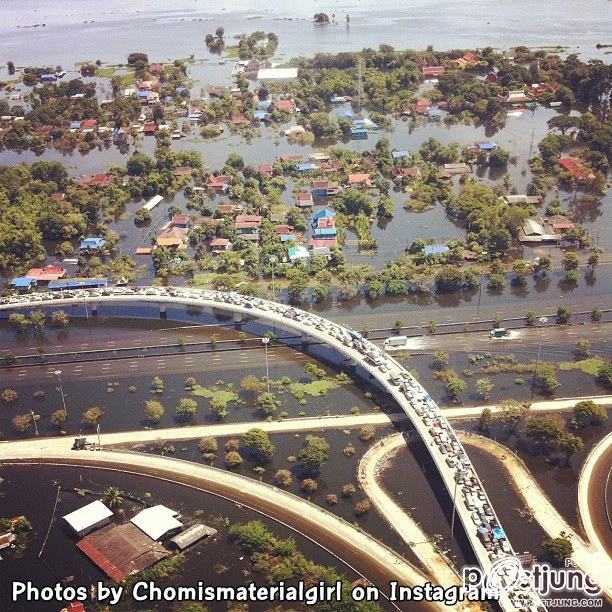 ชมพู่ อารยา ขึ้นเฮลิคอปเตอร์ สังเกตการณ์ผู้ประสบภัยน้ำท่วม