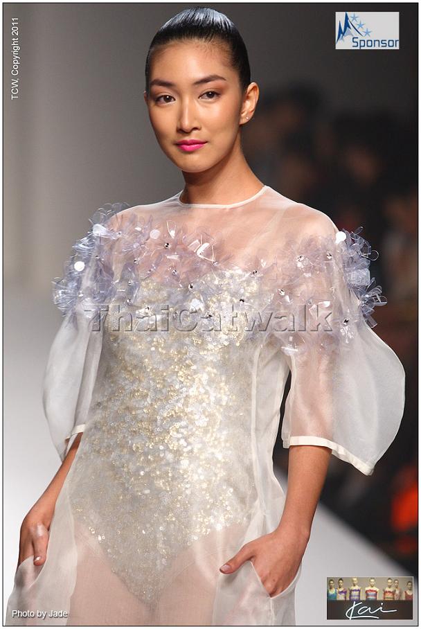 แพนเค้ก เธอคือนางเอกยอดนิยม นางแบบที่ฮ๊อต  ในงานElle Fashion Week 2011 // THEATRE , KAI , SANSHAI
