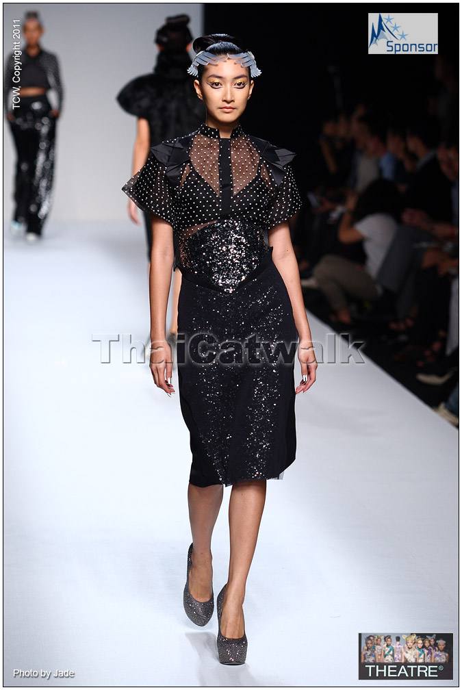 แพนเค้ก เธอคือนางเอกยอดนิยม นางแบบที่ฮ๊อต  ในงานElle Fashion Week 2011 // THEATRE , KAI , SANSHAI