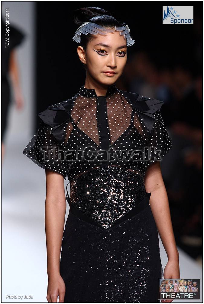 แพนเค้ก เธอคือนางเอกยอดนิยม นางแบบที่ฮ๊อต  ในงานElle Fashion Week 2011 // THEATRE , KAI , SANSHAI
