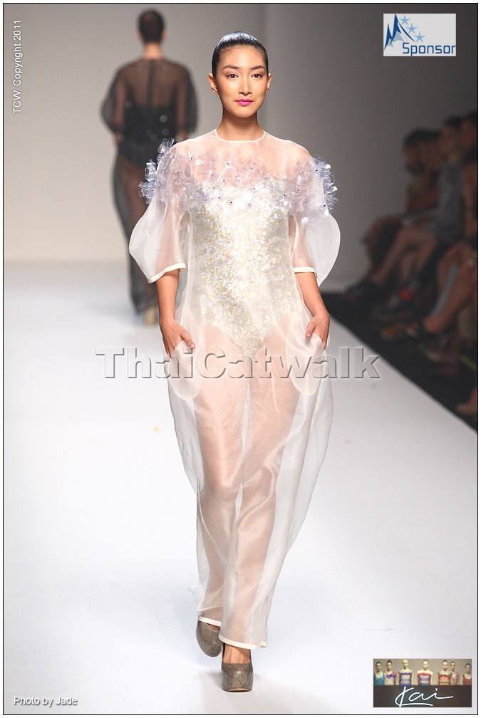 แพนเค้ก เธอคือนางเอกยอดนิยม นางแบบที่ฮ๊อต  ในงานElle Fashion Week 2011 // THEATRE , KAI , SANSHAI