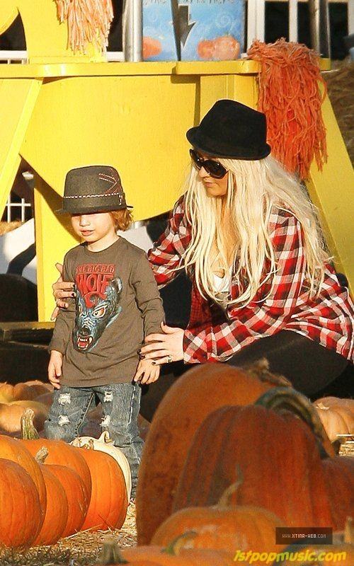 Christina Aguilera!!! พาน้อง Max กับสามี Matt ไปเที่ยวต้อนรับฮาโลวีน