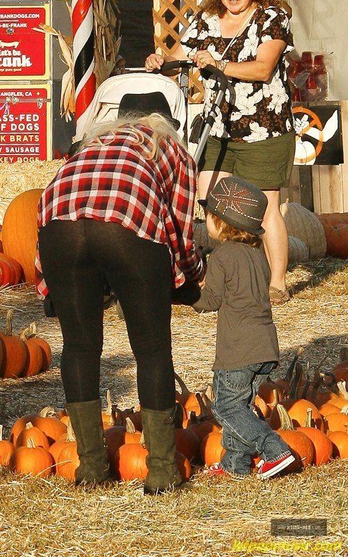 Christina Aguilera!!! พาน้อง Max กับสามี Matt ไปเที่ยวต้อนรับฮาโลวีน