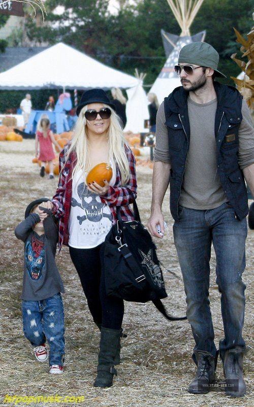 Christina Aguilera!!! พาน้อง Max กับสามี Matt ไปเที่ยวต้อนรับฮาโลวีน