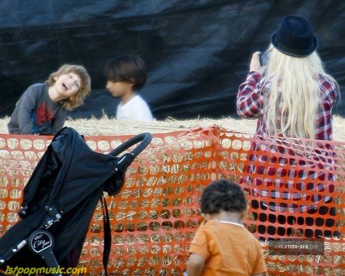 Christina Aguilera!!! พาน้อง Max กับสามี Matt ไปเที่ยวต้อนรับฮาโลวีน