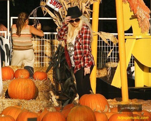 Christina Aguilera!!! พาน้อง Max กับสามี Matt ไปเที่ยวต้อนรับฮาโลวีน
