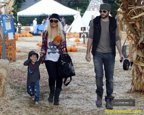 Christina Aguilera!!! พาน้อง Max กับสามี Matt ไปเที่ยวต้อนรับฮาโลวีน