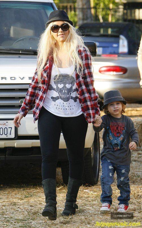 Christina Aguilera!!! พาน้อง Max กับสามี Matt ไปเที่ยวต้อนรับฮาโลวีน
