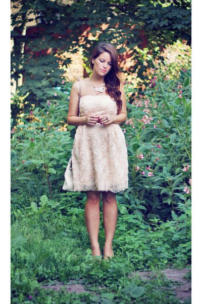 หลากแบบหลายสไตล์ กับชุดไปงานแต่งงาน