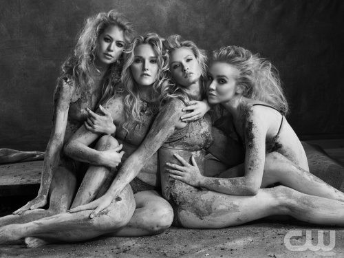 ไฮแฟชั่น กับโคลน กลุ่มสาวผมบลอนด์ กับสาวผมเข้ม