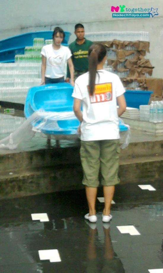ญาญ่า และทีมครอบครัวข่าว3 ช่วยเหลือผู้ประสบภัยน้ำท่วม จ.ลพบุรี