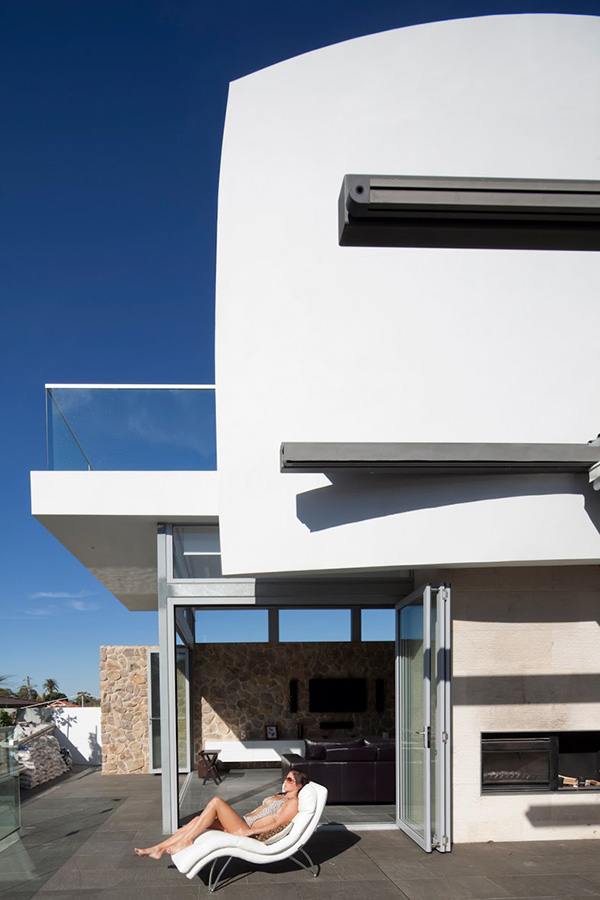 Concrete Walls Home Inspired by Ship Sails