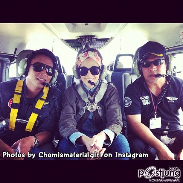 ชมพู่ อารยา ขึ้นฮอลิคอปเตอร์สังเกตุการณ์และช่วยผู้ประสบภัยน้ำท่วม