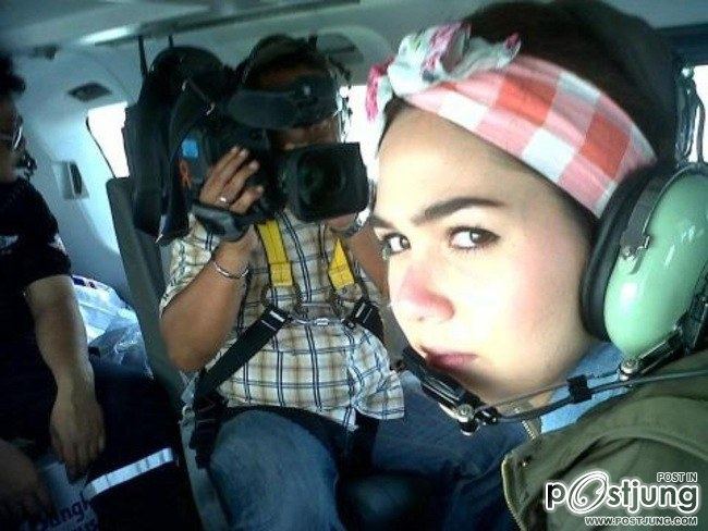 ชมพู่ อารยา ขึ้นฮอลิคอปเตอร์สังเกตุการณ์และช่วยผู้ประสบภัยน้ำท่วม