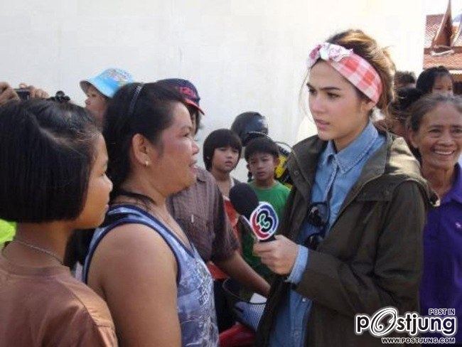 ชมพู่ อารยา ขึ้นฮอลิคอปเตอร์สังเกตุการณ์และช่วยผู้ประสบภัยน้ำท่วม