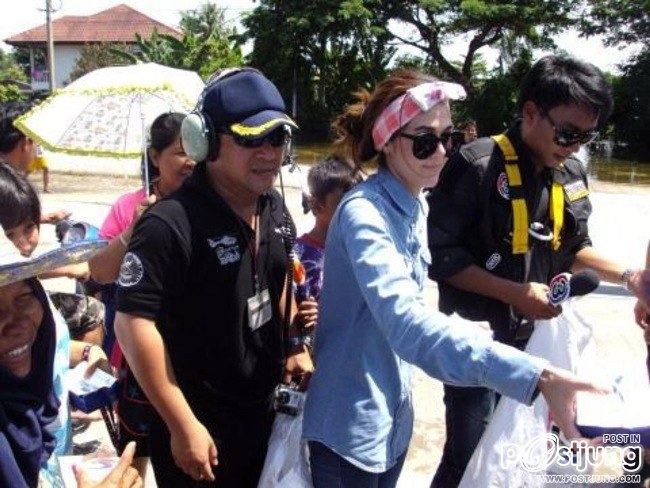 ชมพู่ อารยา ขึ้นฮอลิคอปเตอร์สังเกตุการณ์และช่วยผู้ประสบภัยน้ำท่วม