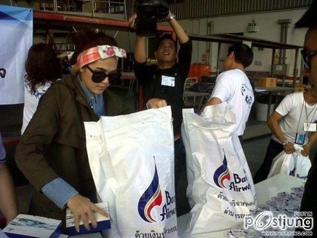 ชมพู่ อารยา ขึ้นฮอลิคอปเตอร์สังเกตุการณ์และช่วยผู้ประสบภัยน้ำท่วม