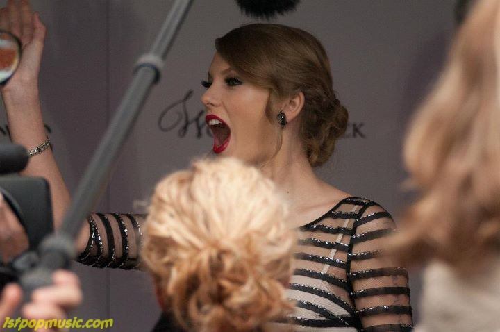 Taylor Swift เปิดตัวน้ำหอมที่ห้าง Macy’s ใน New York!!