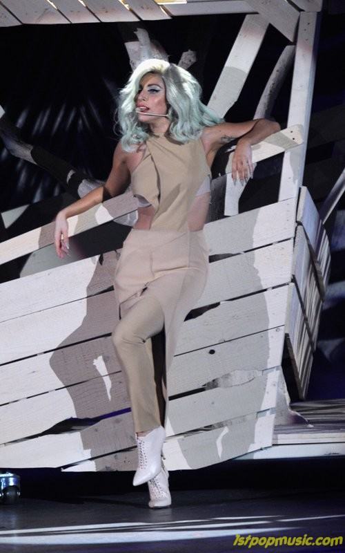 Lady Gaga กับการแสดงที่ A Decade of Difference