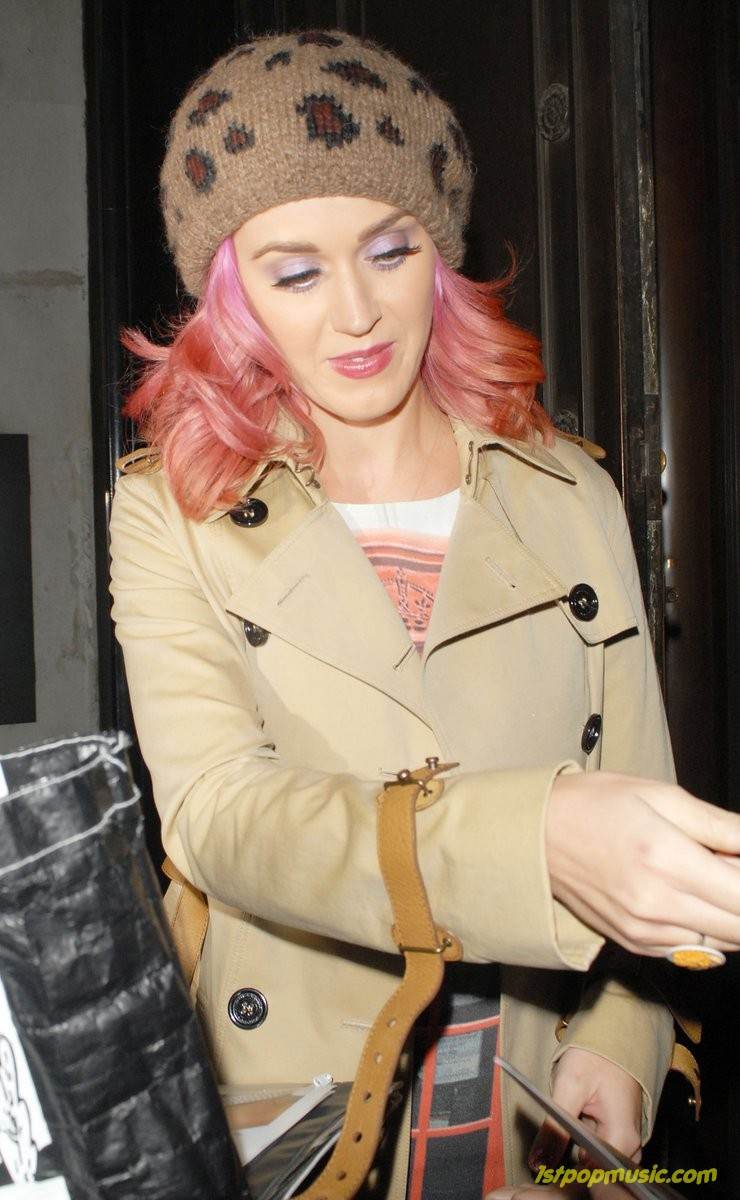 Katy Perry ย้อมผมกลับมาเป็นสีชมพูแล้ว!!!!