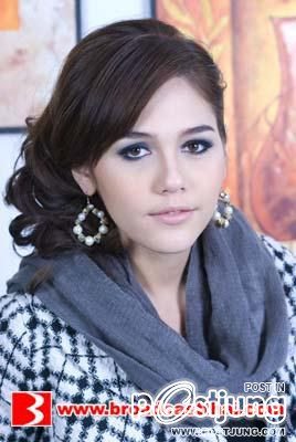 วันวานกับชมพู่ในดอกสมสีทองผู้ที่ทำให้แบรนด์ชั่นนำทั้วโลกให้เธอเป็นโมเดลของแบรนด์