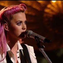 Katy Perry หัวชมพู!!! โชว์เพลง “The One That Got Away” ในรายการ X Factor