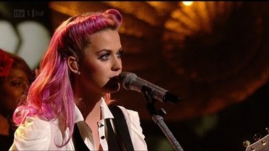 Katy Perry หัวชมพู!!! โชว์เพลง &ldquo;The One That Got Away&rdquo; ในรายการ X Factor