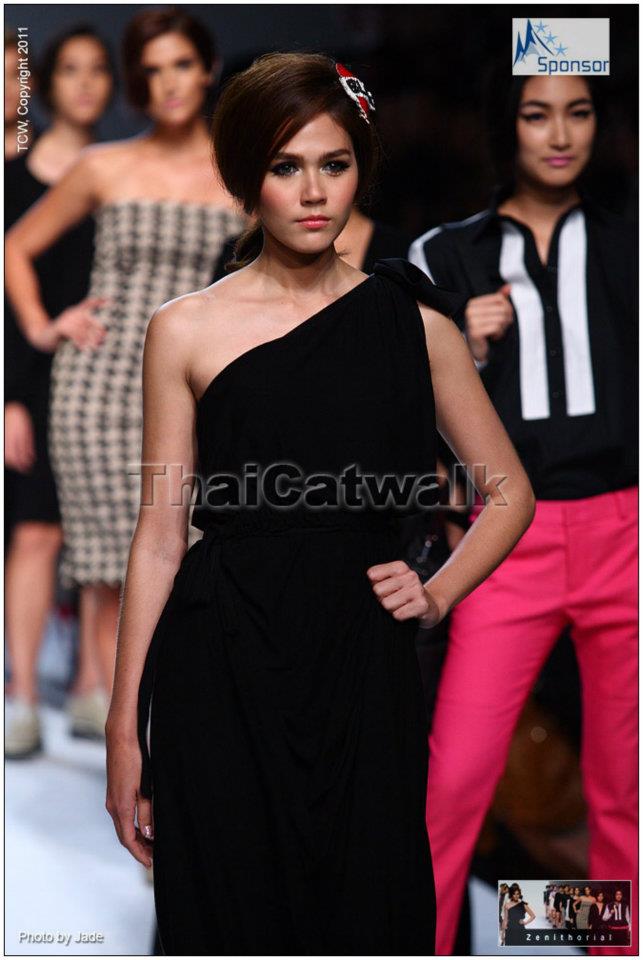 ชมพู่ เดินฟินาเล่คะ เบาๆ^^