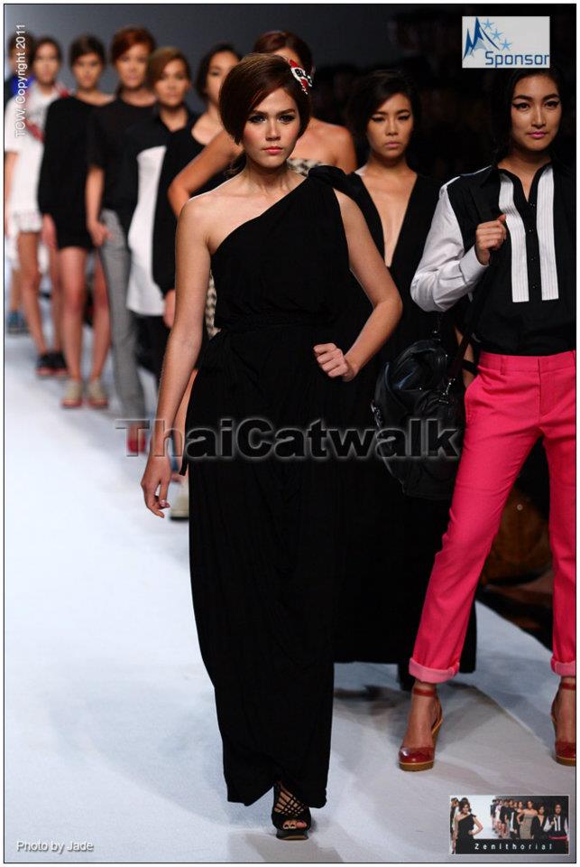 ชมพู่ เดินฟินาเล่คะ เบาๆ^^