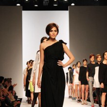 ชมพู่ อารยา เดินชุดฟินนาเร่ในงานBangkok Elle Fashion Week 2011