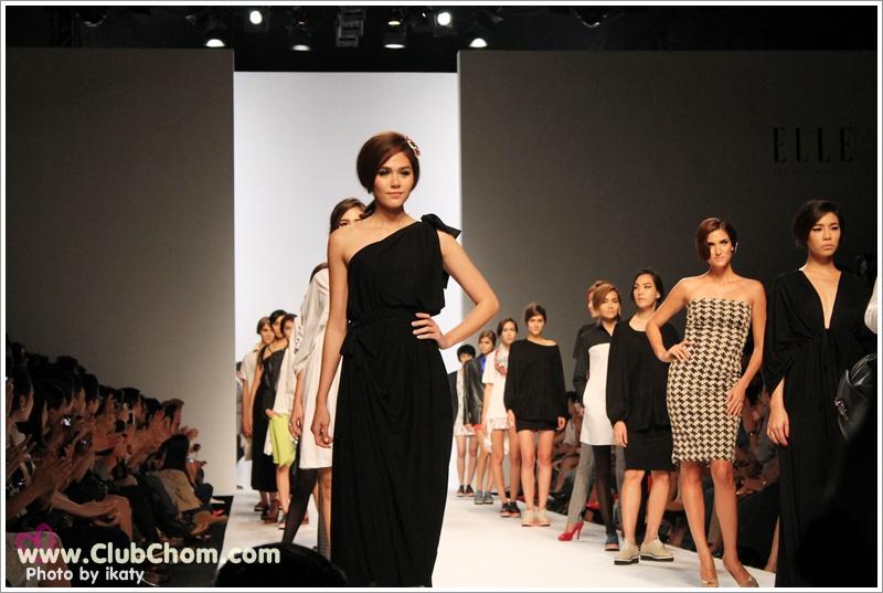 ชมพู่ อารยา เดินชุดฟินนาเร่ในงานBangkok Elle Fashion Week 2011