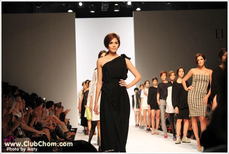 ชมพู่ อารยา เดินชุดฟินนาเร่ในงานBangkok Elle Fashion Week 2011