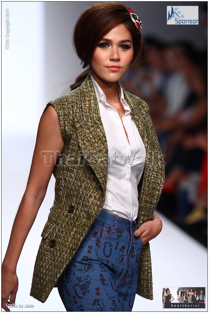 ชมพู่ อารยา เดินชุดฟินนาเร่ในงานBangkok Elle Fashion Week 2011