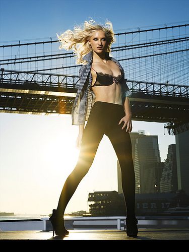 ไฮแฟชั่น ชุดชั้นในสตรี โดย แอล แม็คเฟอร์สัน บนเรือยอร์ช