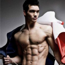 หนุ่มๆ กับธงชาติ