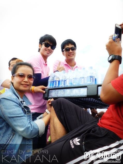 เคลลี่+อ๊อฟช่วยน้ำท่วม