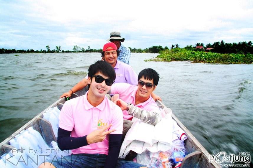 เคลลี่+อ๊อฟช่วยน้ำท่วม