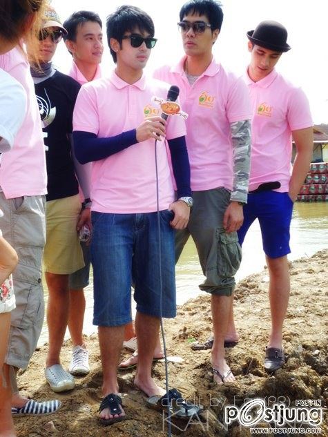 เคลลี่+อ๊อฟช่วยน้ำท่วม