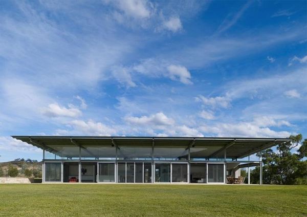 เหมือนร้านอาหารหรือโรงรถมากกว่าบ้านFarmhouse Design Ideas - Bluff Farm House