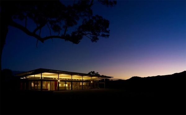 เหมือนร้านอาหารหรือโรงรถมากกว่าบ้านFarmhouse Design Ideas - Bluff Farm House